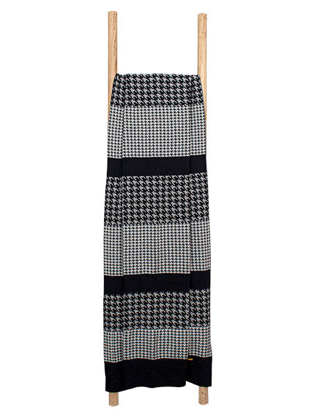 Knitted Navy Grey Hounds Tooth Pattern Throw